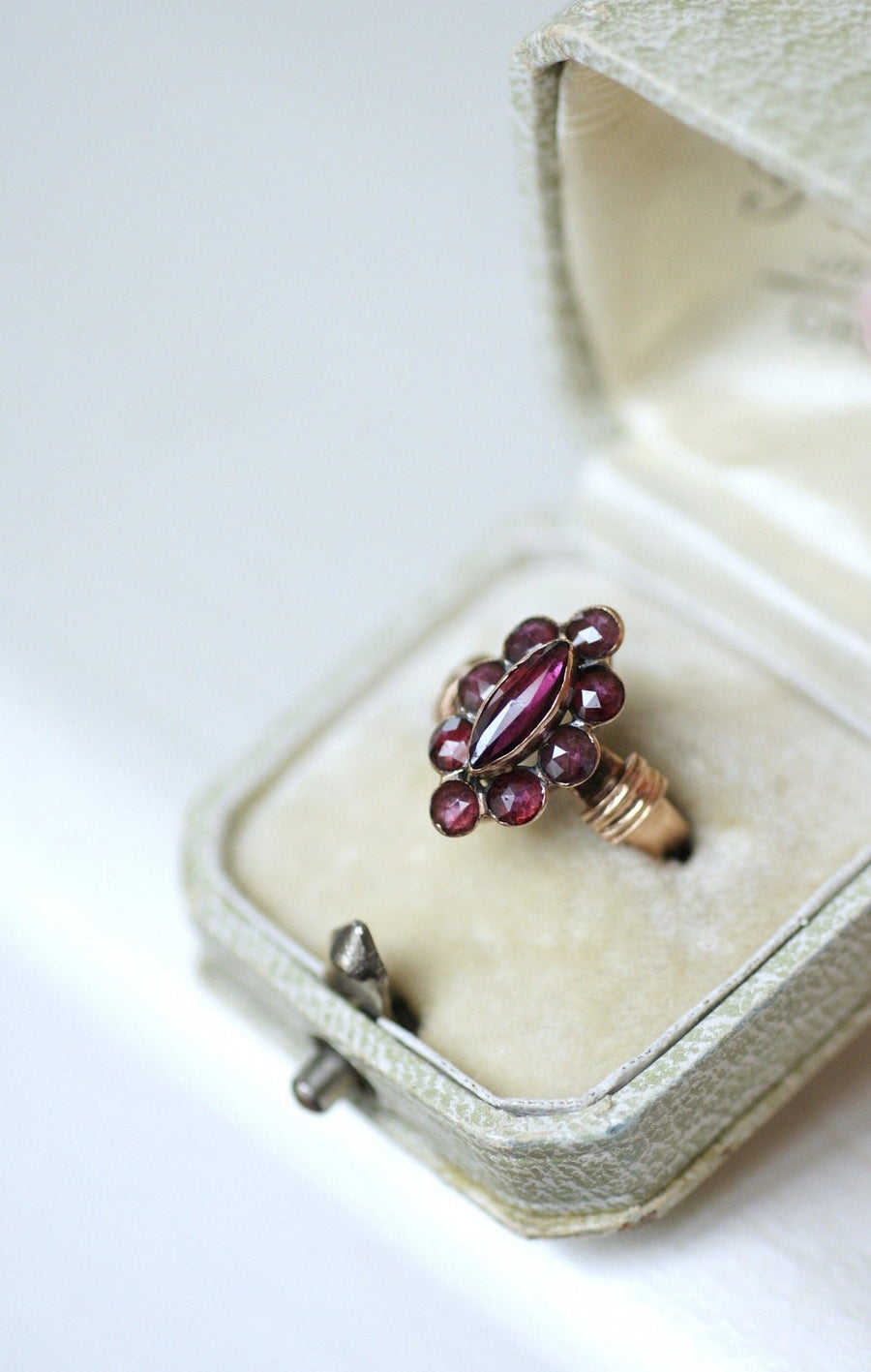 Marquise ring with Perpignan garnets - Galerie Pénélope