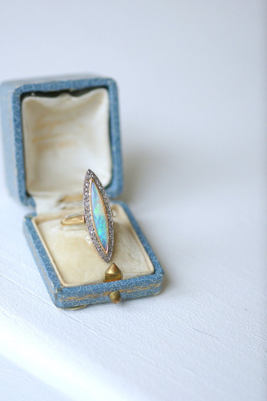 Marquise opal ring surrounded by diamonds - Galerie Pénélope