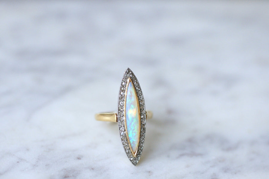 Marquise opal ring surrounded by diamonds - Galerie Pénélope