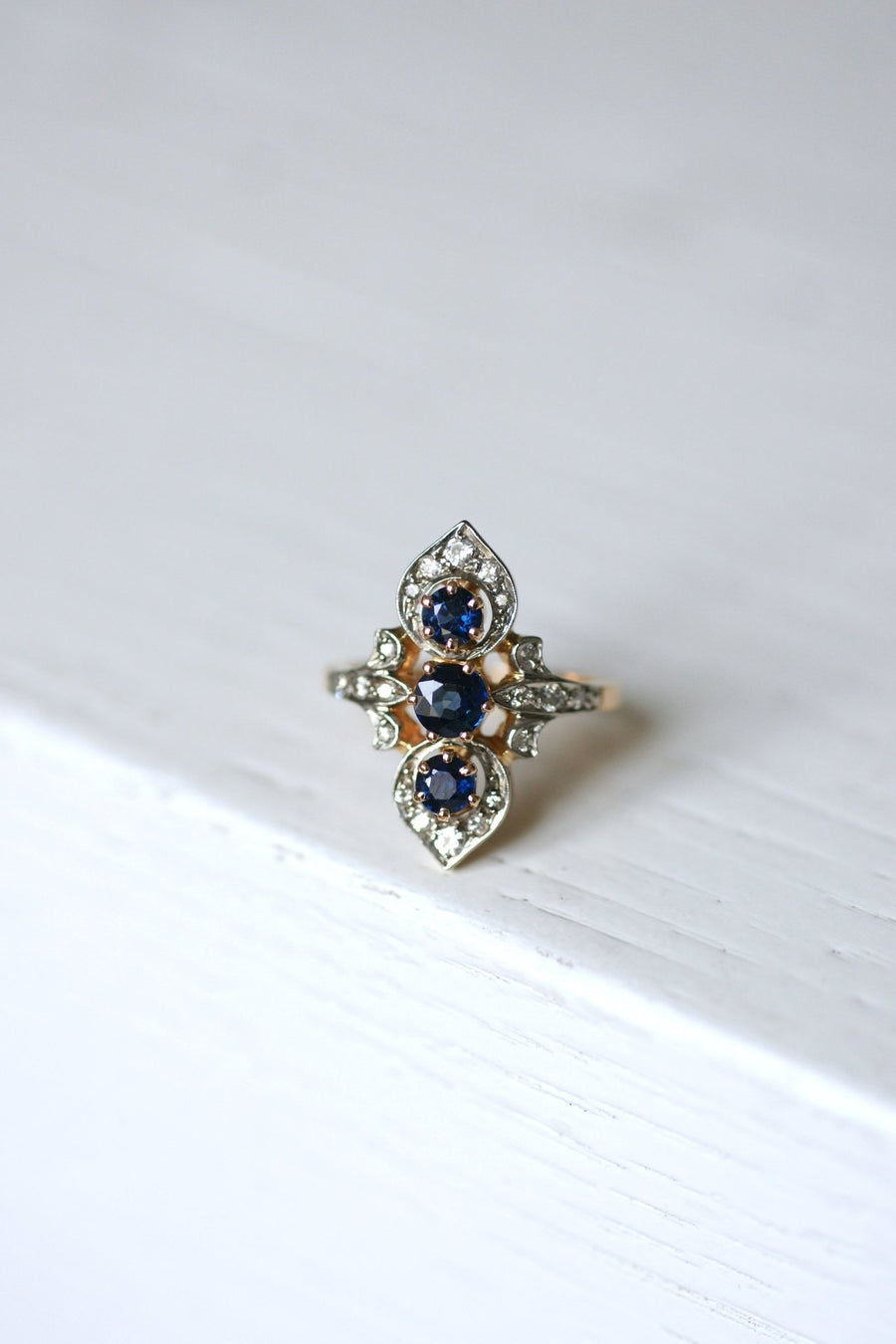 Marquise ring Victorian style sapphires surrounded by diamonds on gold - Galerie Pénélope