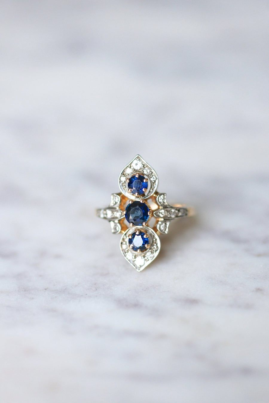 Marquise ring Victorian style sapphires surrounded by diamonds on gold - Galerie Pénélope