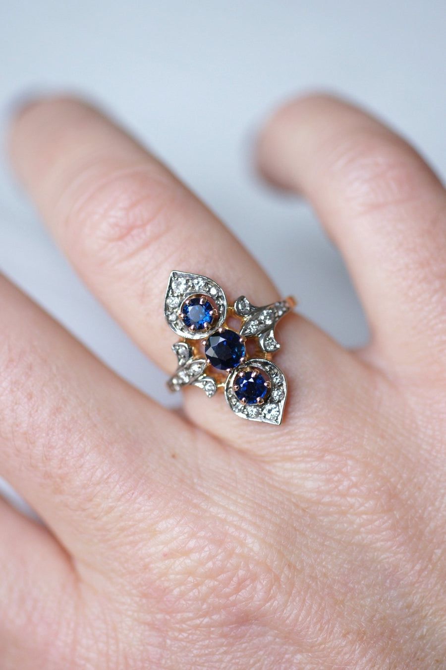 Marquise ring Victorian style sapphires surrounded by diamonds on gold - Galerie Pénélope