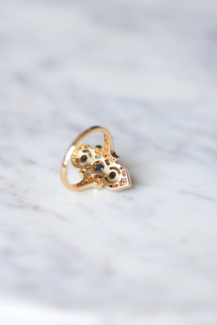 Marquise ring Victorian style sapphires surrounded by diamonds on gold - Galerie Pénélope