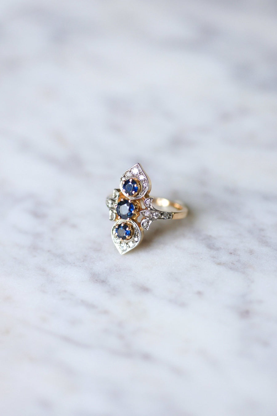 Marquise ring Victorian style sapphires surrounded by diamonds on gold - Galerie Pénélope