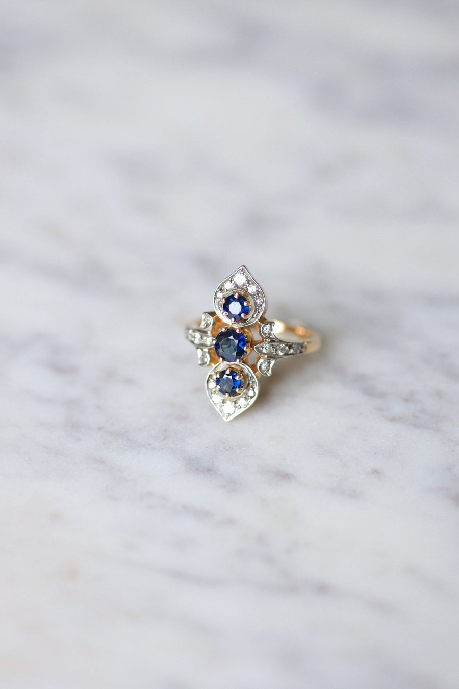 Marquise ring Victorian style sapphires surrounded by diamonds on gold - Galerie Pénélope