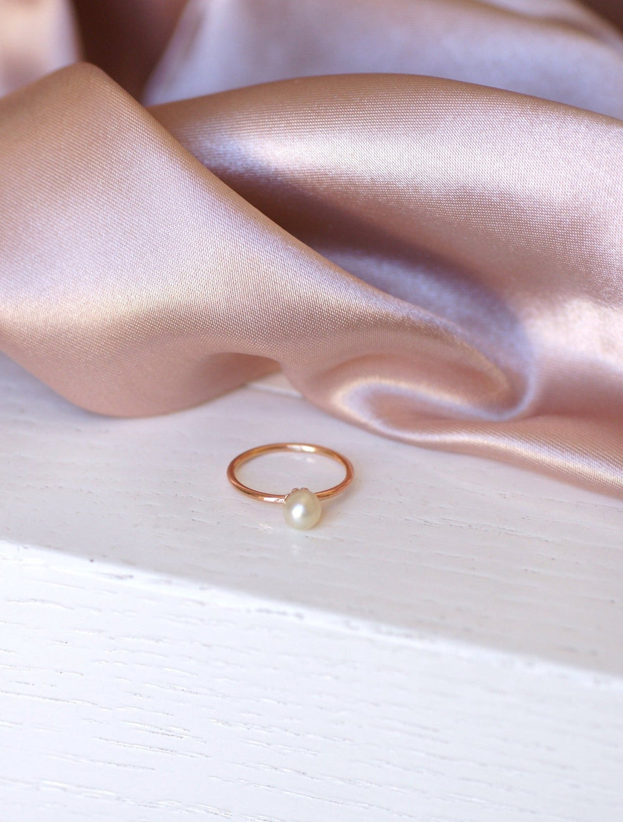 Fine pearl ring on rose gold - Penelope Gallery