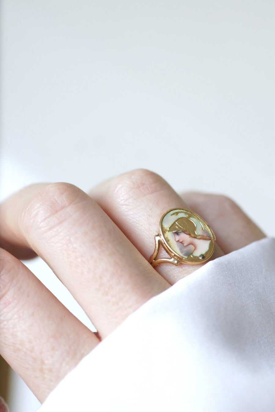 Guilloché enamel on gold Athena portrait ring - Galerie Pénélope