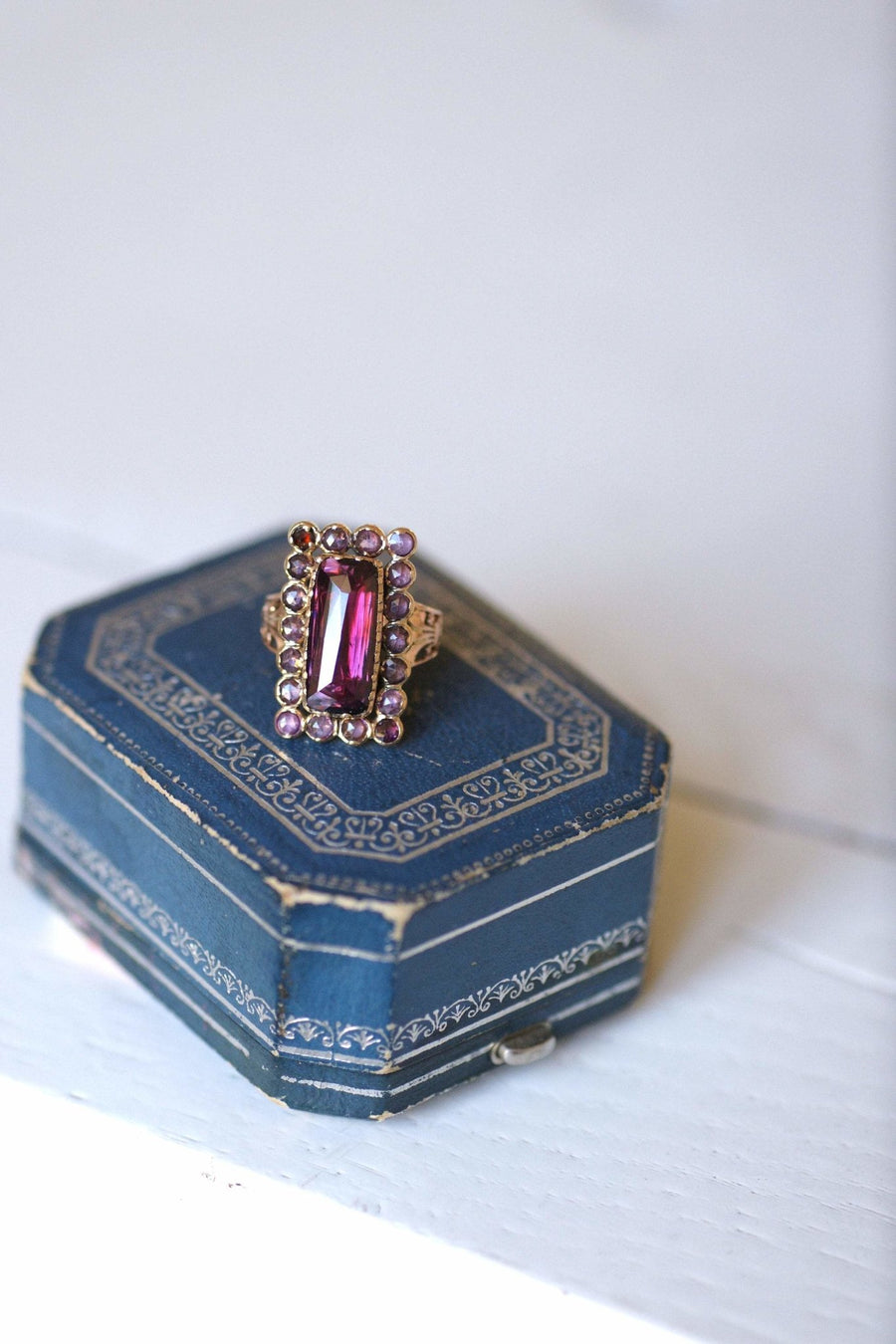 Rectangular rose gold and garnet ring - Penelope Gallery