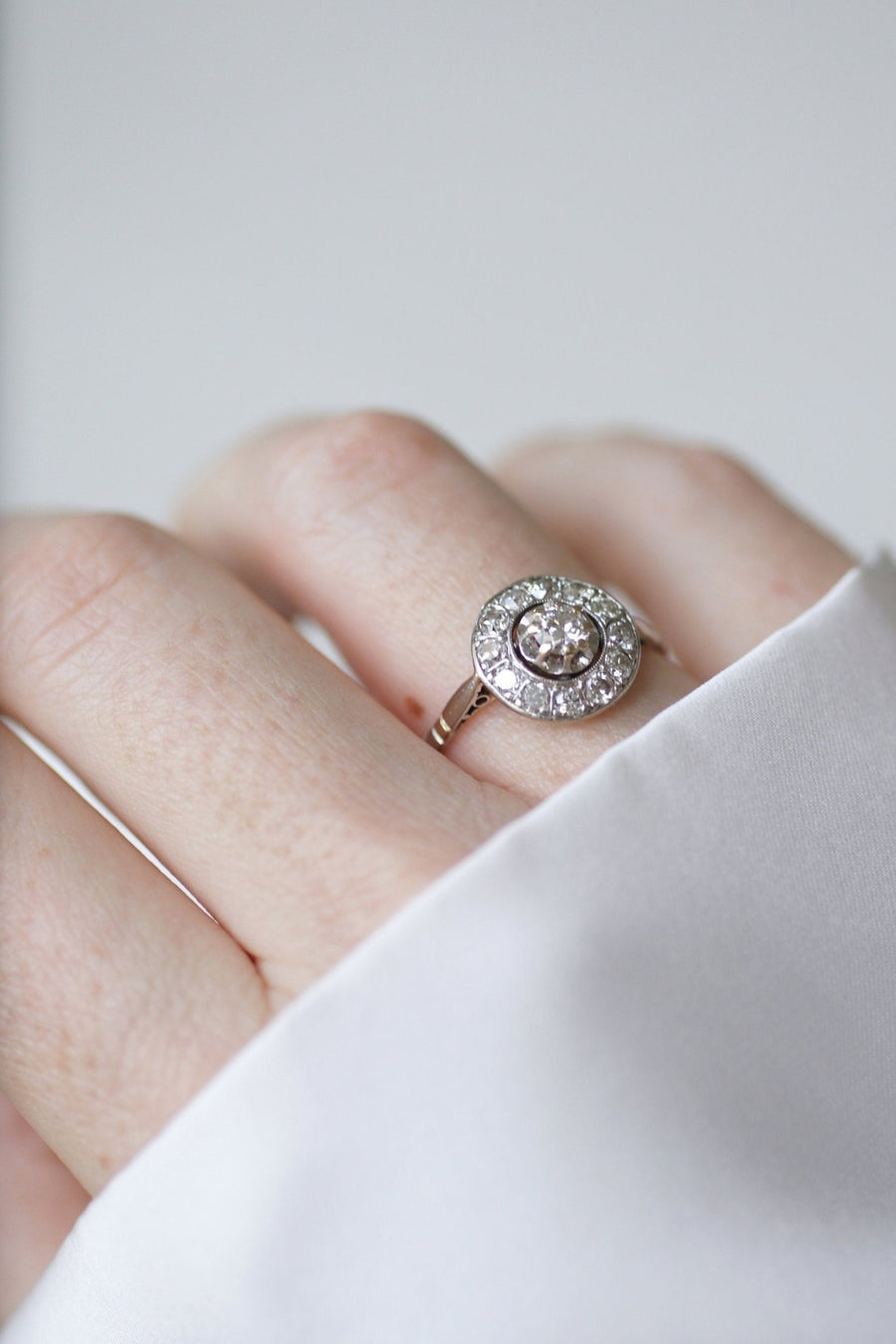 Art Deco round ring in platinum and diamonds - Penelope Gallery