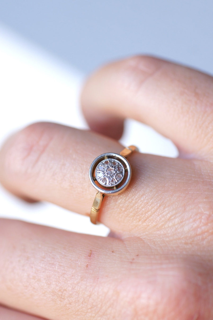Round Art Deco platinum, yellow gold and diamonds engagement ring - Galerie Pénélope