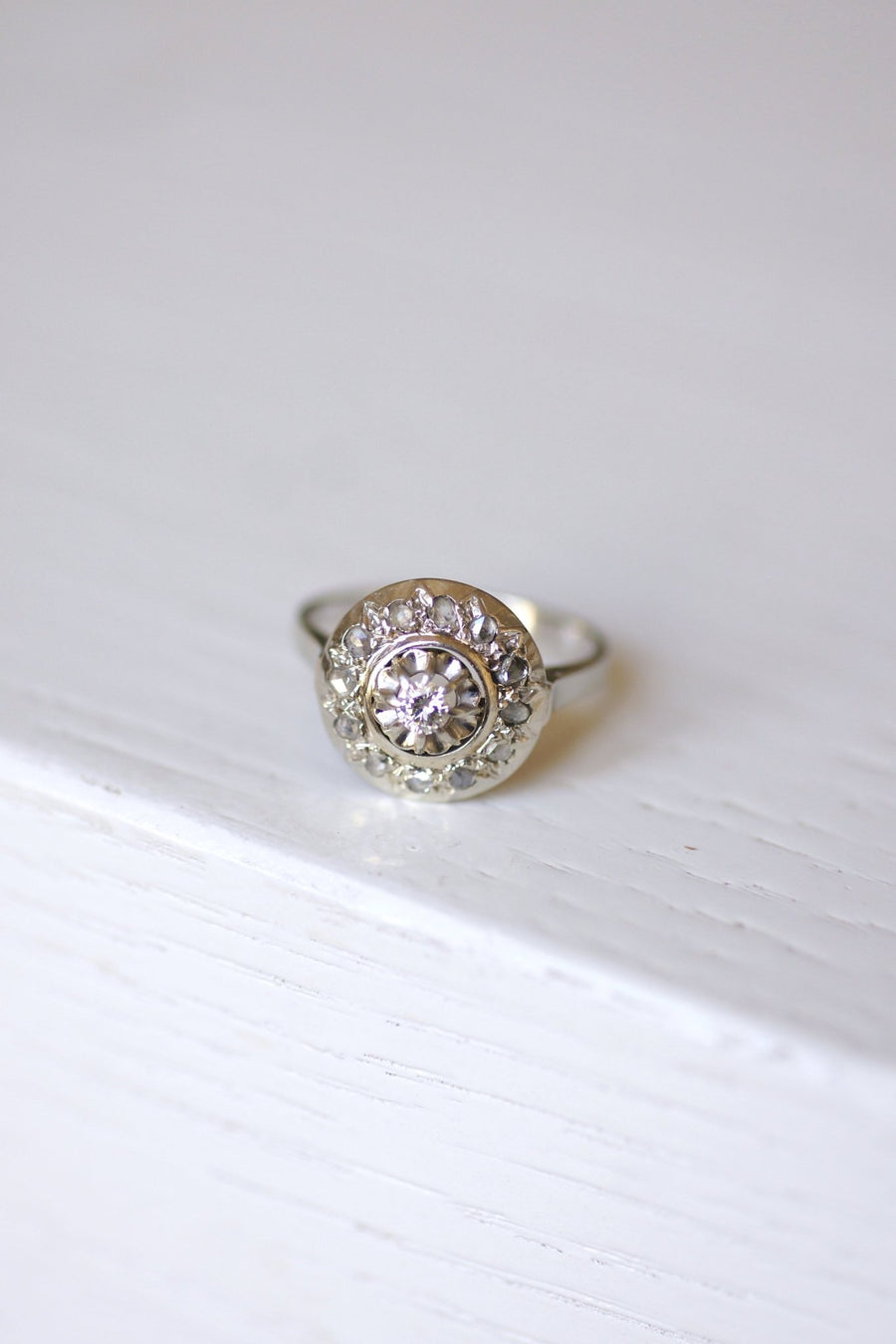 Art Deco style round engagement ring in white gold and diamonds - Galerie Pénélope