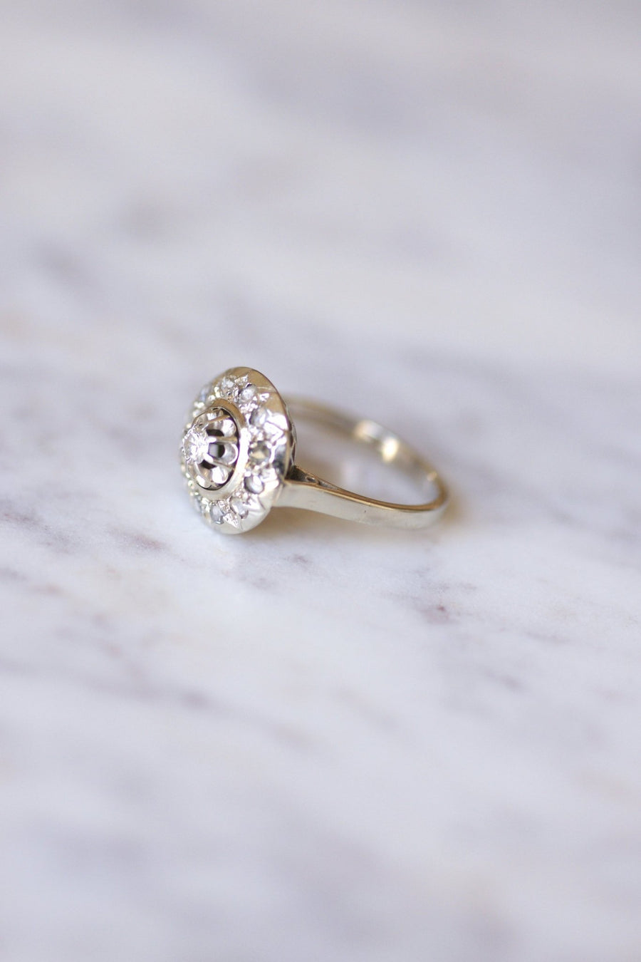 Art Deco style round engagement ring in white gold and diamonds - Galerie Pénélope