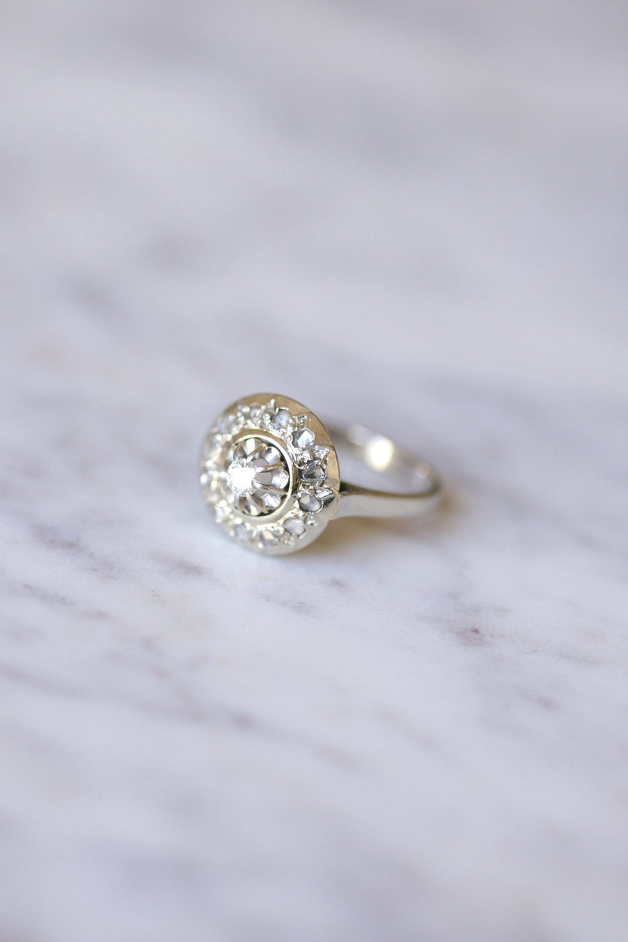 Art Deco style round engagement ring in white gold and diamonds - Galerie Pénélope