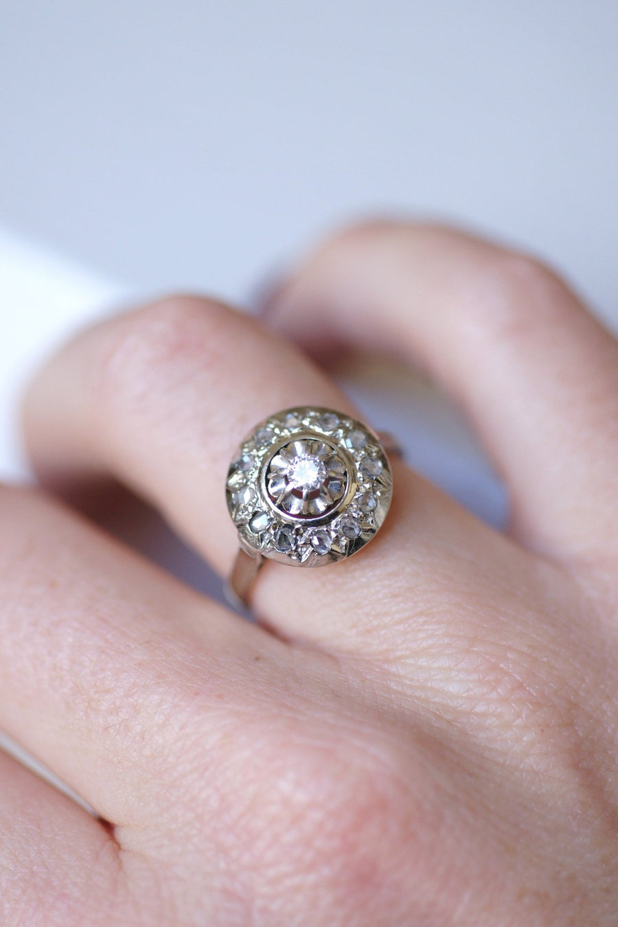 Art Deco style round engagement ring in white gold and diamonds - Galerie Pénélope