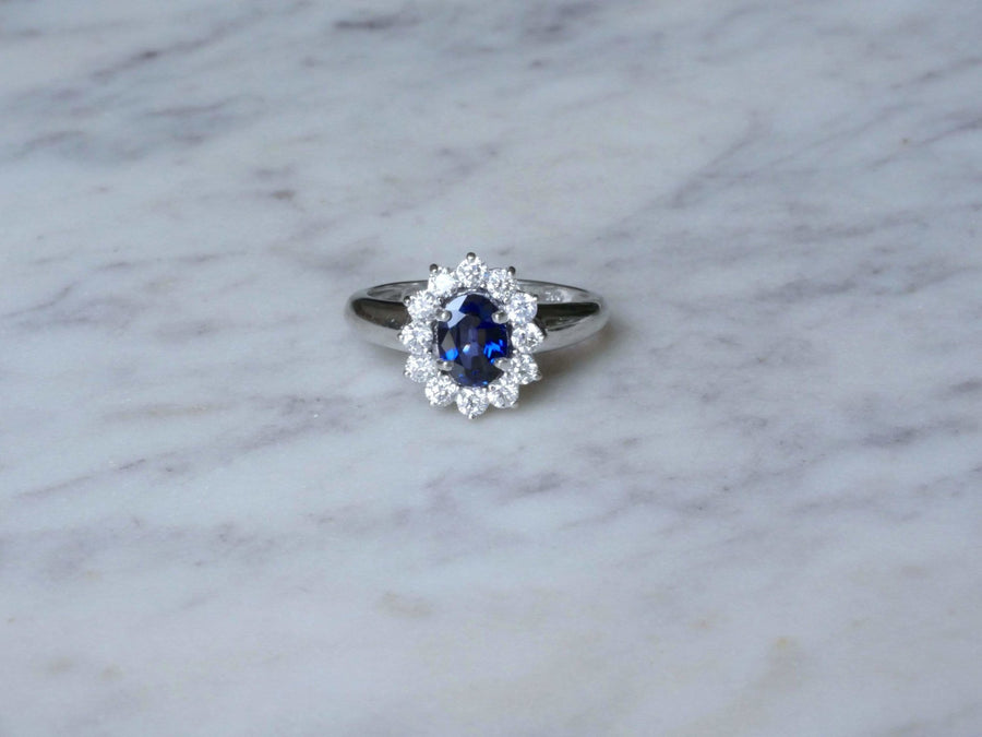 Sapphire ring surrounded by diamonds on white gold - Galerie Pénélope