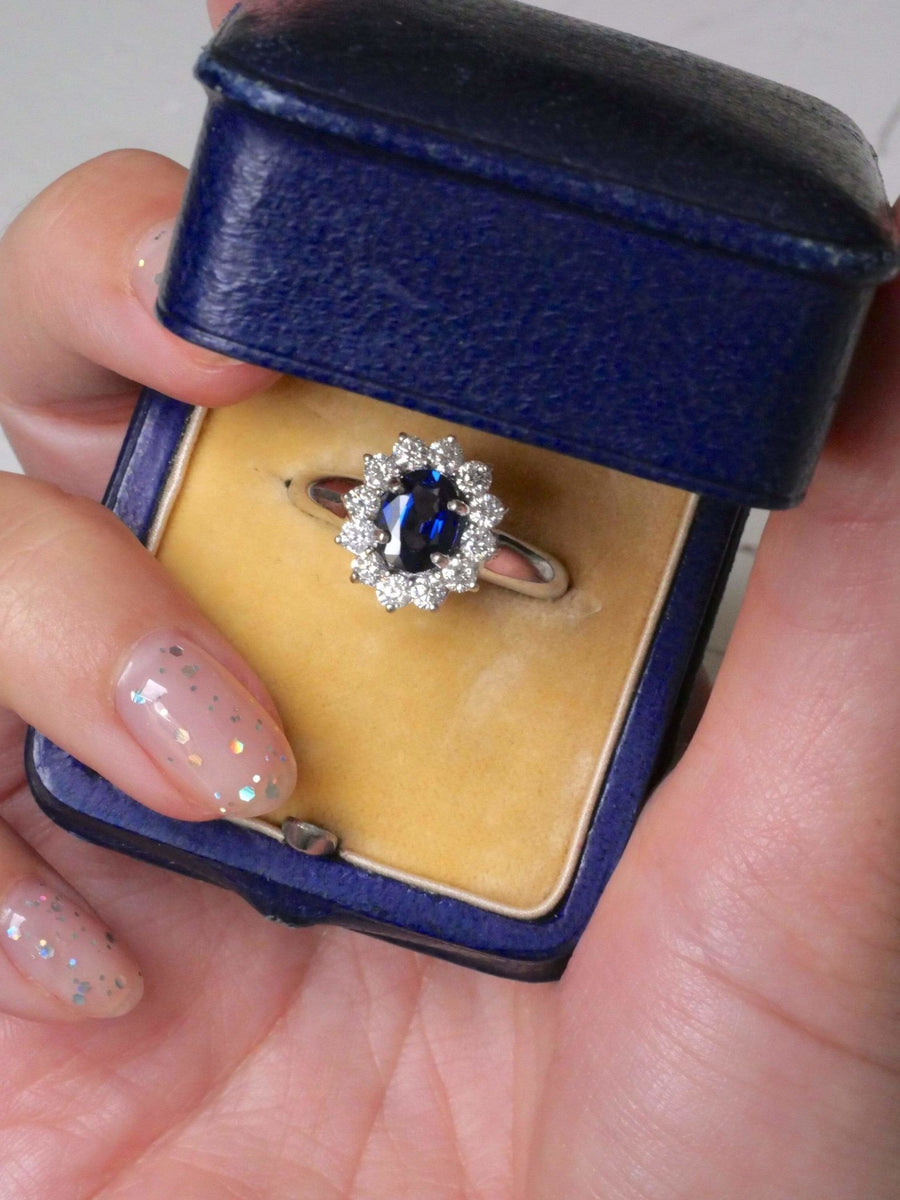 Sapphire ring surrounded by diamonds on white gold - Galerie Pénélope