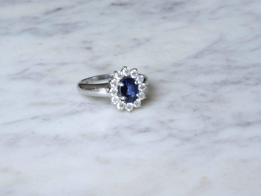 Sapphire ring surrounded by diamonds on white gold - Galerie Pénélope