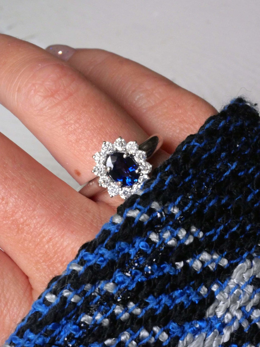 Sapphire ring surrounded by diamonds on white gold - Galerie Pénélope
