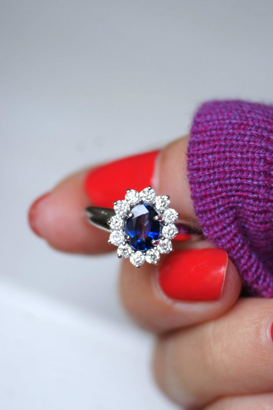 Sapphire ring surrounded by diamonds on white gold - Galerie Pénélope