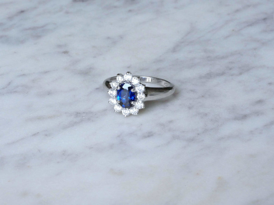 Sapphire ring surrounded by diamonds on white gold - Galerie Pénélope