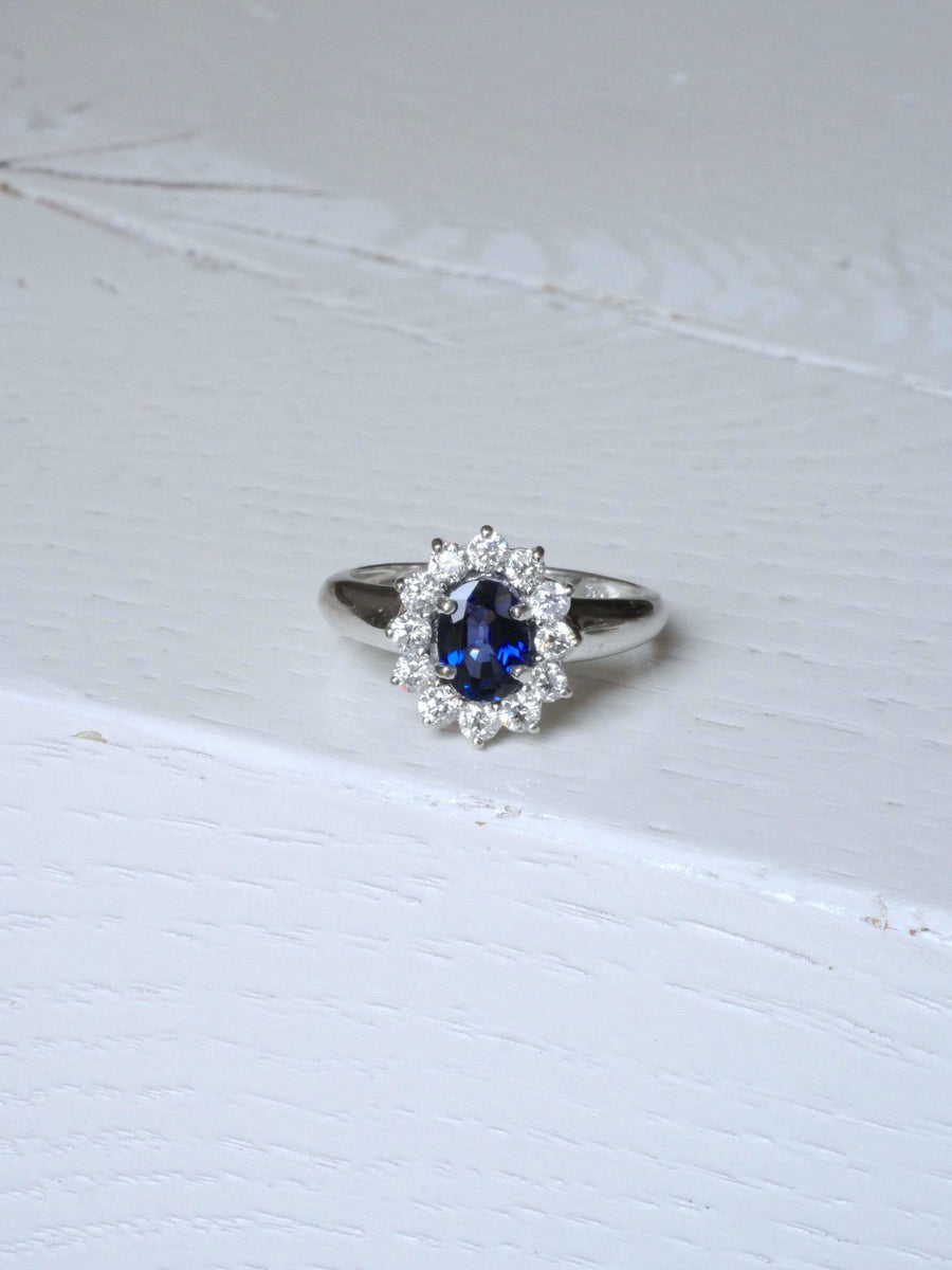 Sapphire ring surrounded by diamonds on white gold - Galerie Pénélope
