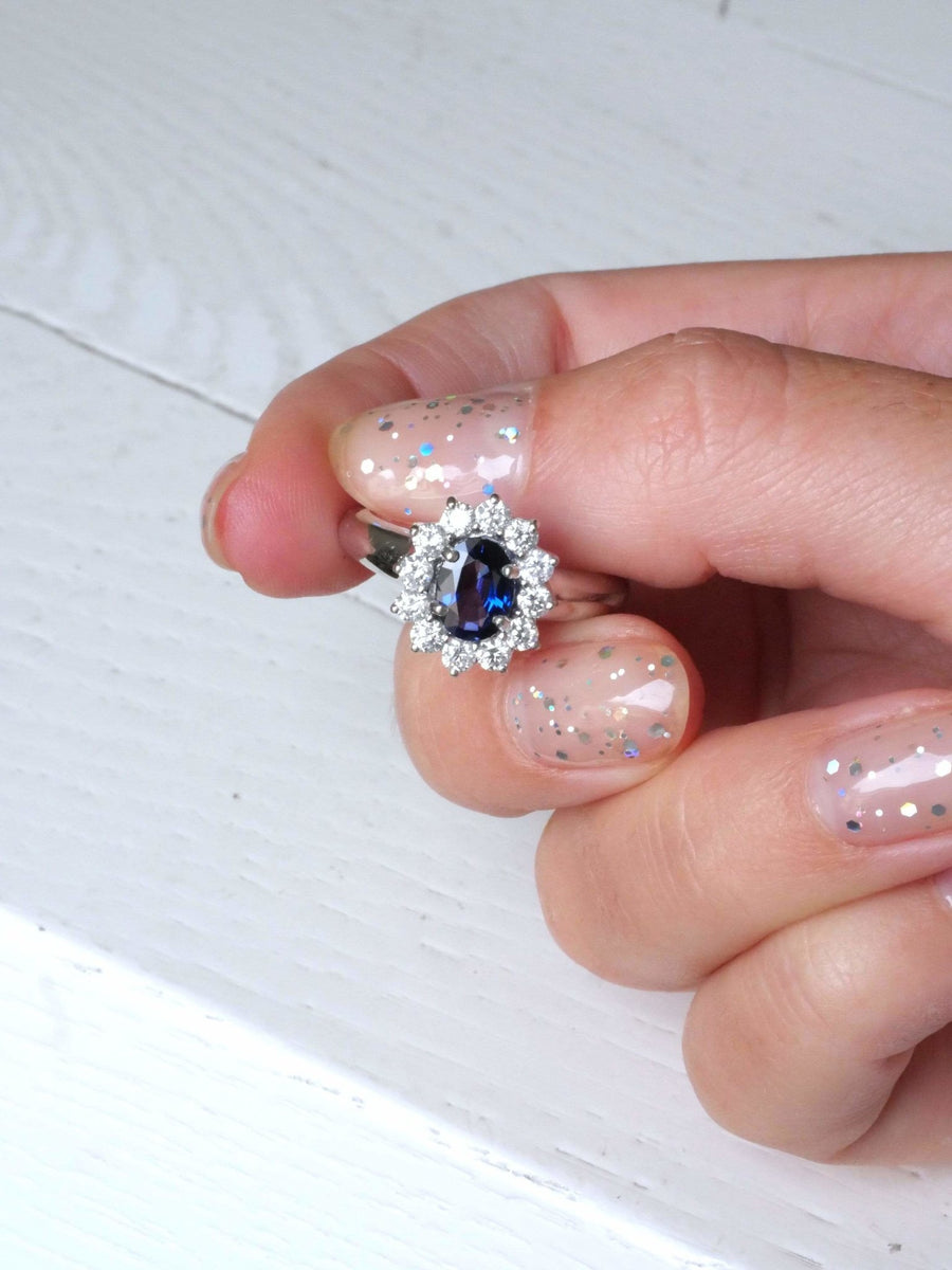 Sapphire ring surrounded by diamonds on white gold - Galerie Pénélope