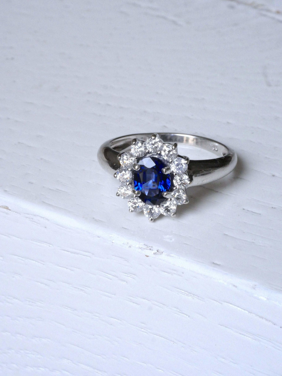 Sapphire ring surrounded by diamonds on white gold - Galerie Pénélope