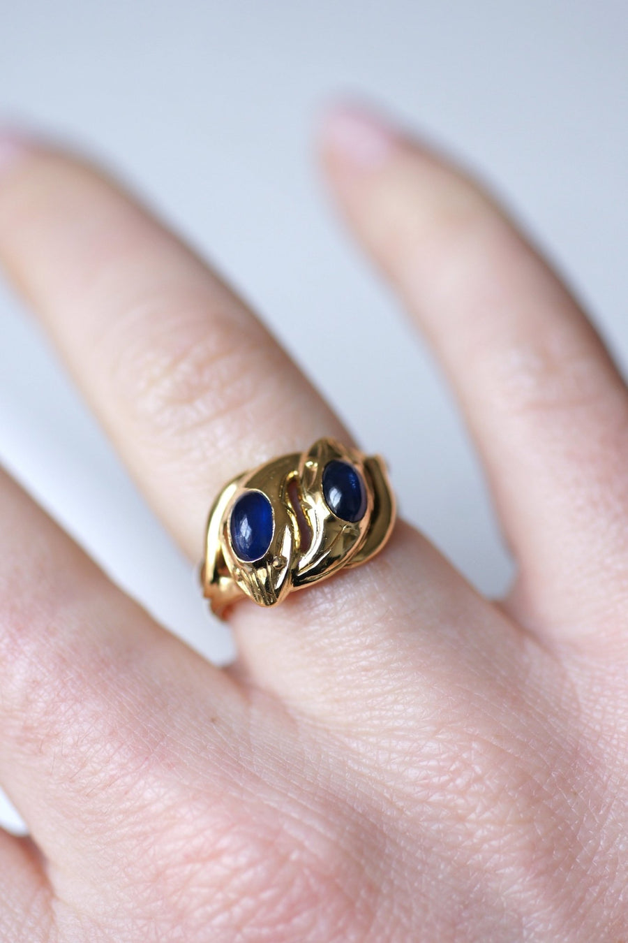 Yellow gold and cabochon sapphires Victorian coiled snakes ring - Galerie Pénélope