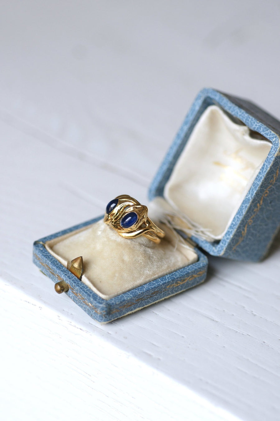 Yellow gold and cabochon sapphires Victorian coiled snakes ring - Galerie Pénélope