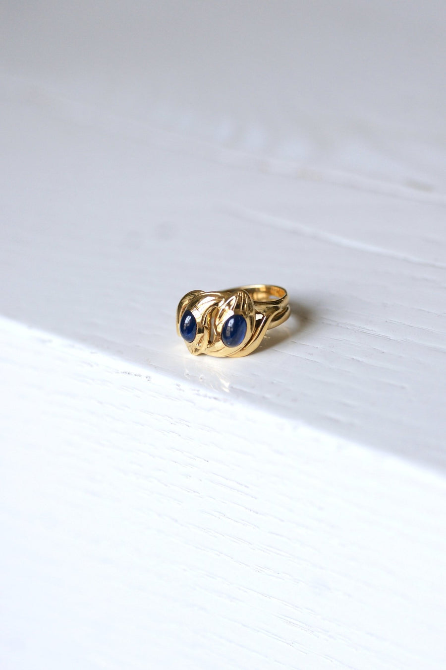 Yellow gold and cabochon sapphires Victorian coiled snakes ring - Galerie Pénélope