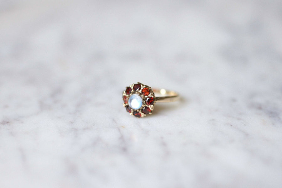 Moonstone Victorian style ring surrounded by garnets on 9Kt gold - Galerie Pénélope