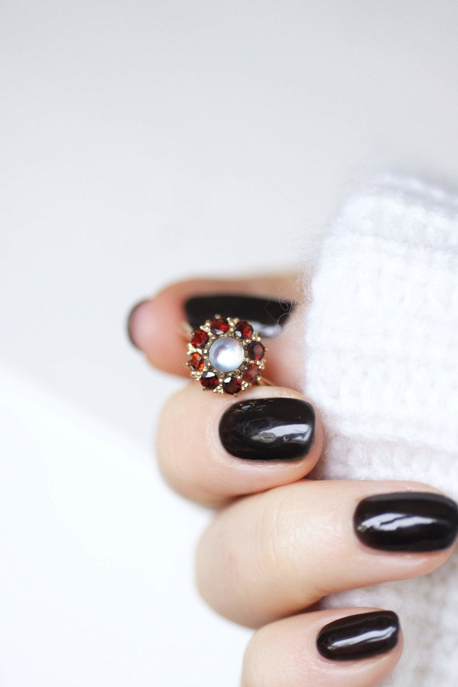 Moonstone Victorian style ring surrounded by garnets on 9Kt gold - Galerie Pénélope