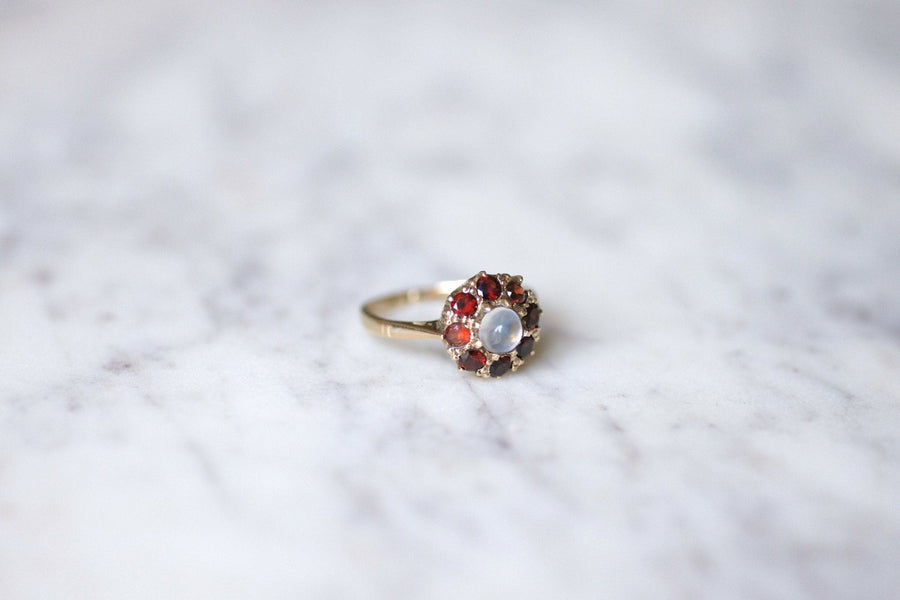 Moonstone Victorian style ring surrounded by garnets on 9Kt gold - Galerie Pénélope