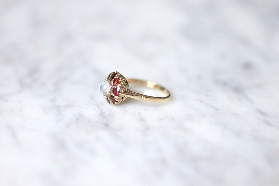 Moonstone Victorian style ring surrounded by garnets on 9Kt gold - Galerie Pénélope