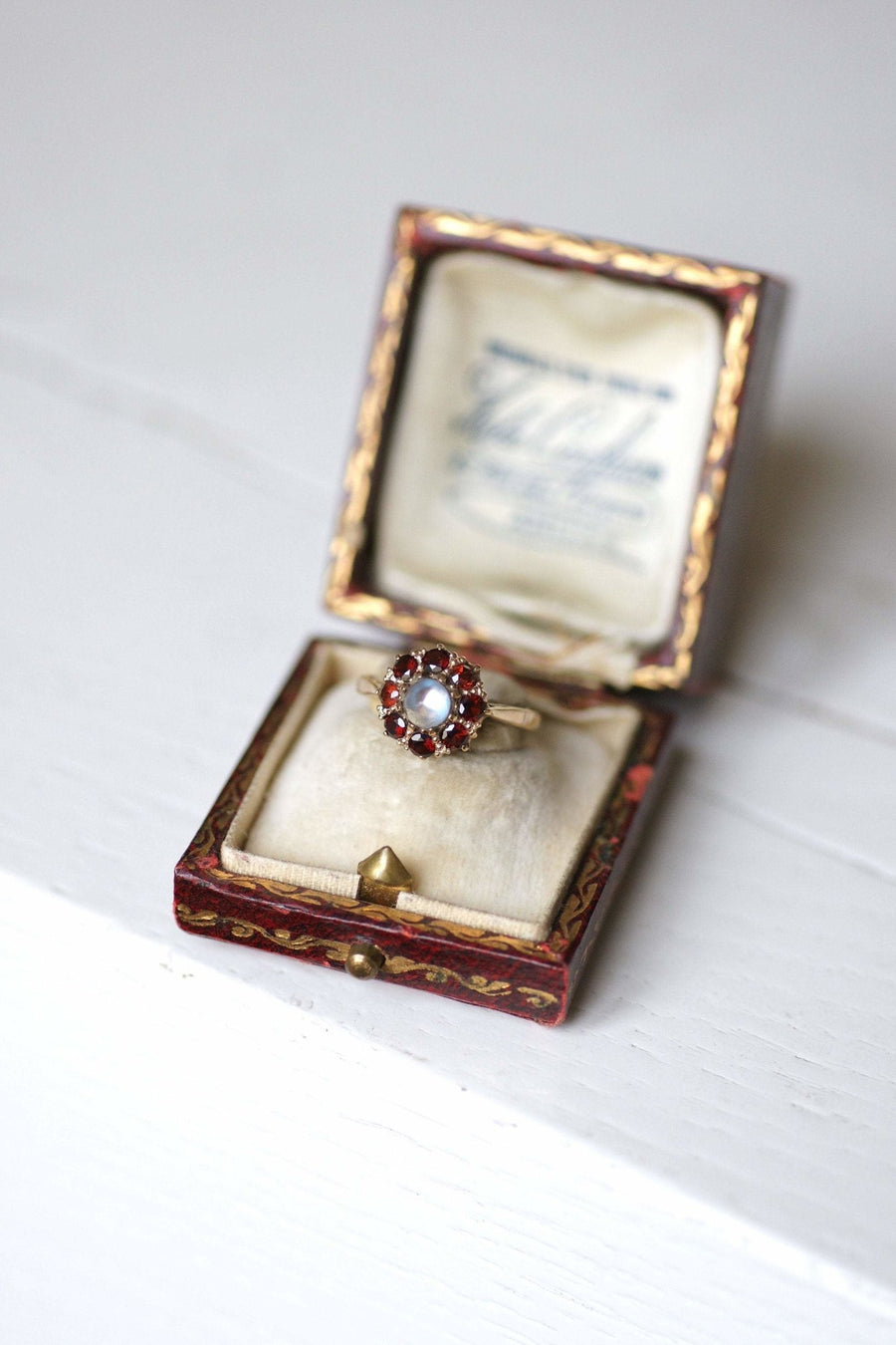 Moonstone Victorian style ring surrounded by garnets on 9Kt gold - Galerie Pénélope