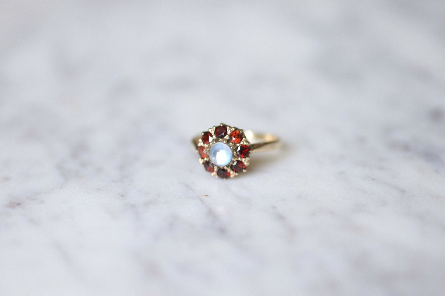Moonstone Victorian style ring surrounded by garnets on 9Kt gold - Galerie Pénélope