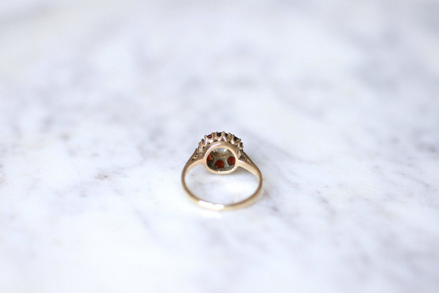 Moonstone Victorian style ring surrounded by garnets on 9Kt gold - Galerie Pénélope