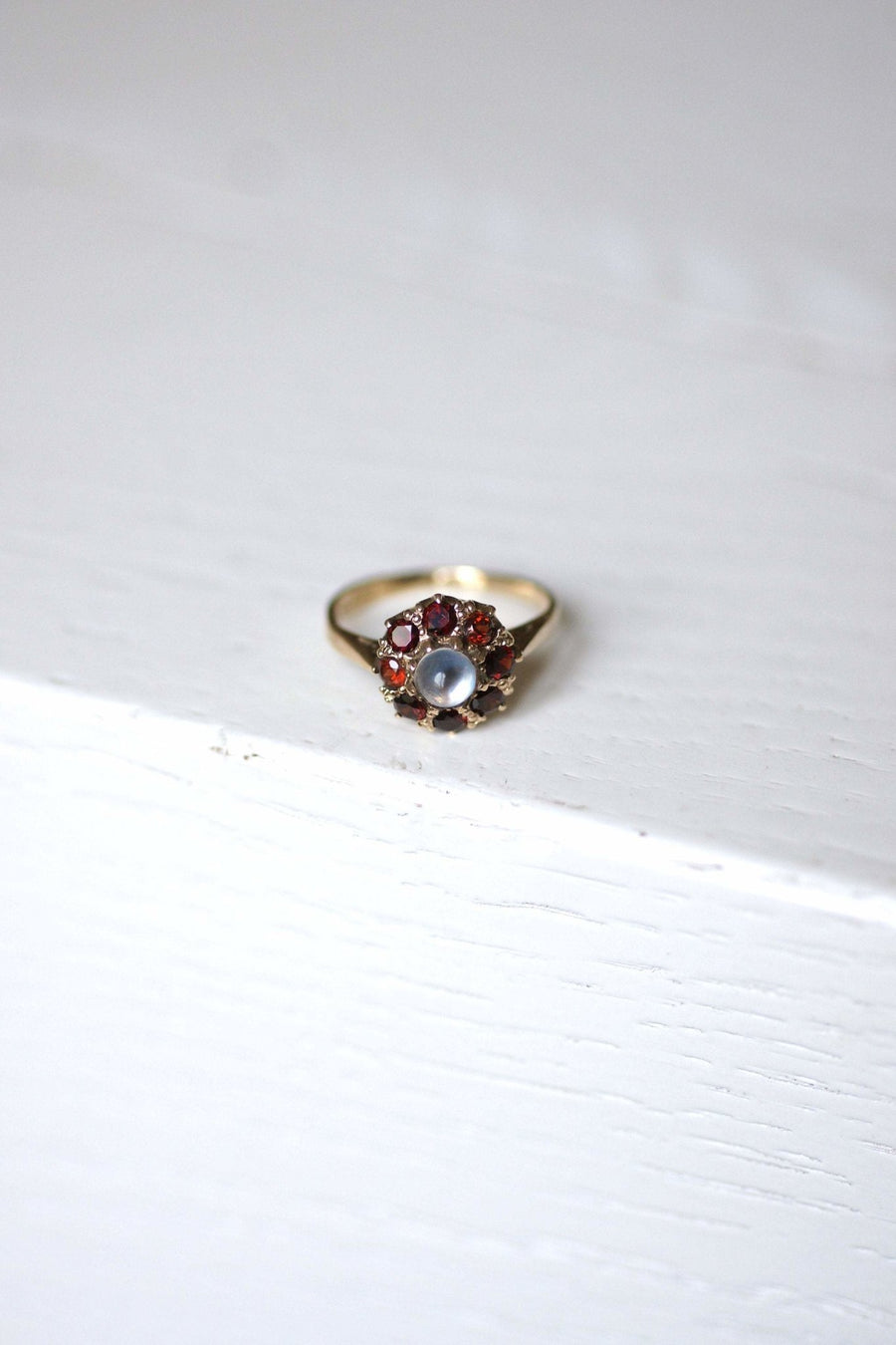 Moonstone Victorian style ring surrounded by garnets on 9Kt gold - Galerie Pénélope