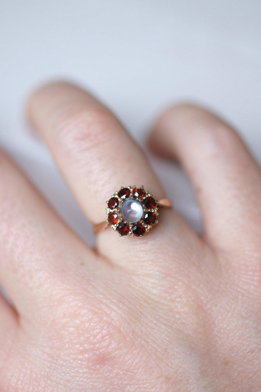 Moonstone Victorian style ring surrounded by garnets on 9Kt gold - Galerie Pénélope
