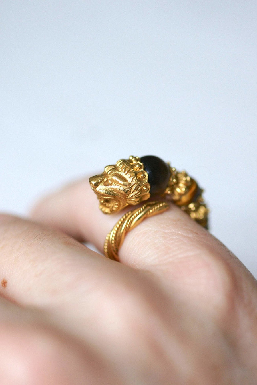 Ilias Lalaounis lion head ring in yellow gold and tiger eye quartz - Penelope Gallery