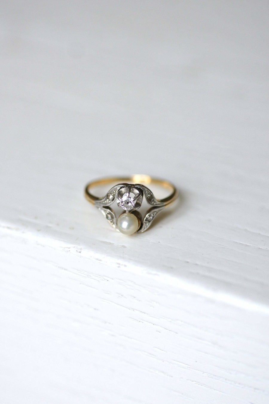 Belle Epoque pearl and diamonds ring on gold and platinum - Galerie Pénélope