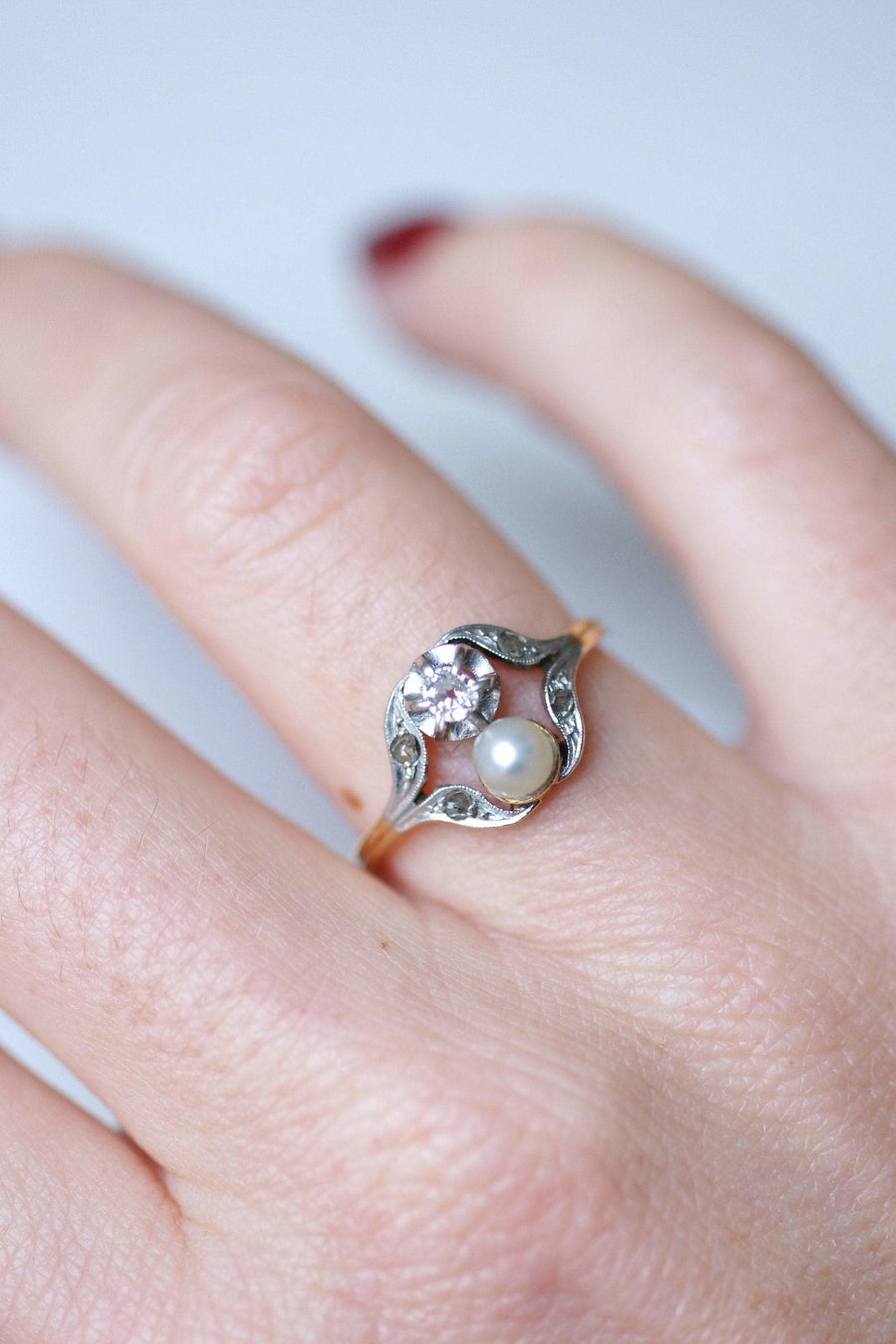Belle Epoque pearl and diamonds ring on gold and platinum - Galerie Pénélope