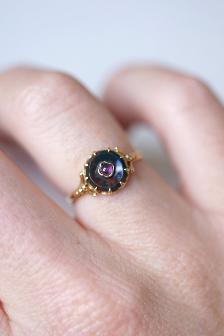 18Kt yellow gold Victorian garnet and blood jasper ring - Galerie Pénélope