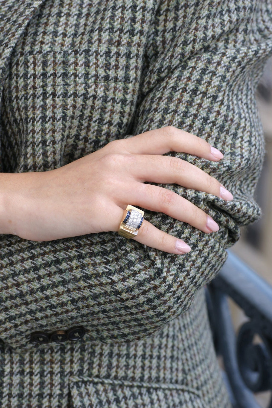 Vintage Art Deco pink gold and platinum Tank ring set with diamonds and sapphires - Galerie Pénélope