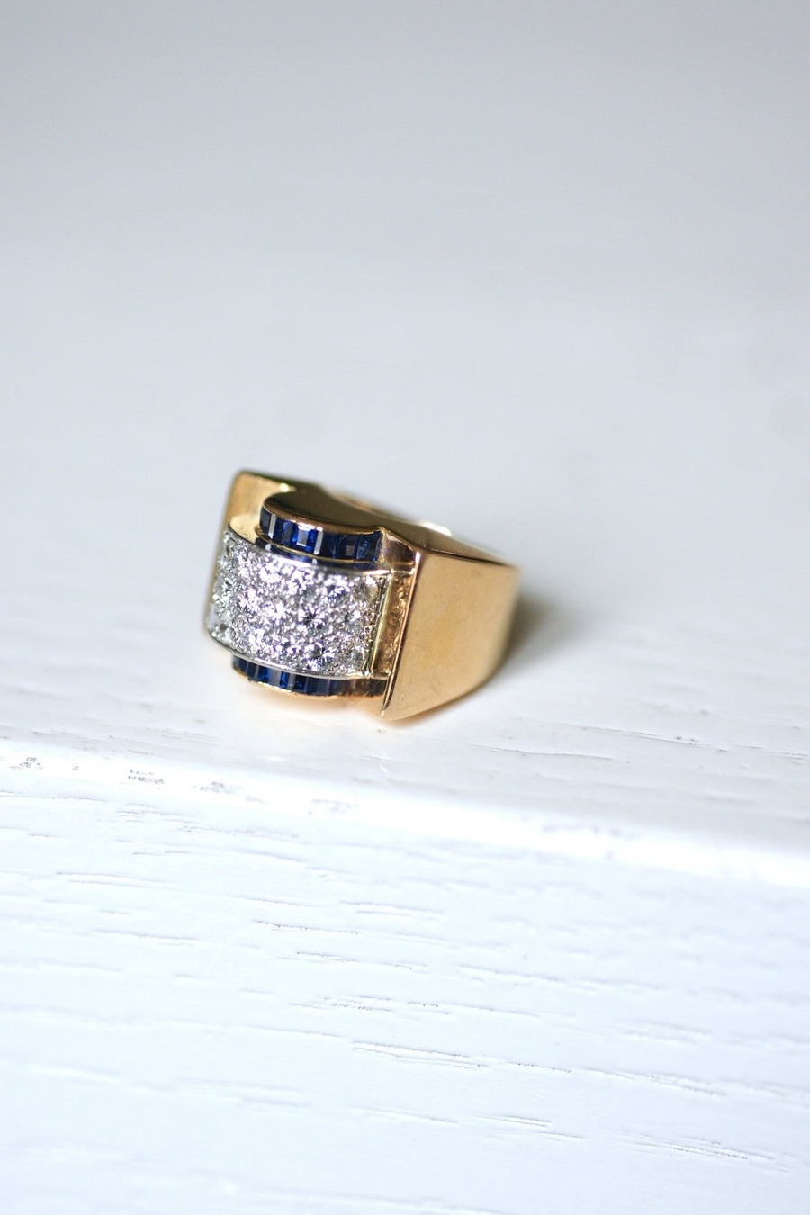 Vintage Art Deco pink gold and platinum Tank ring set with diamonds and sapphires - Galerie Pénélope