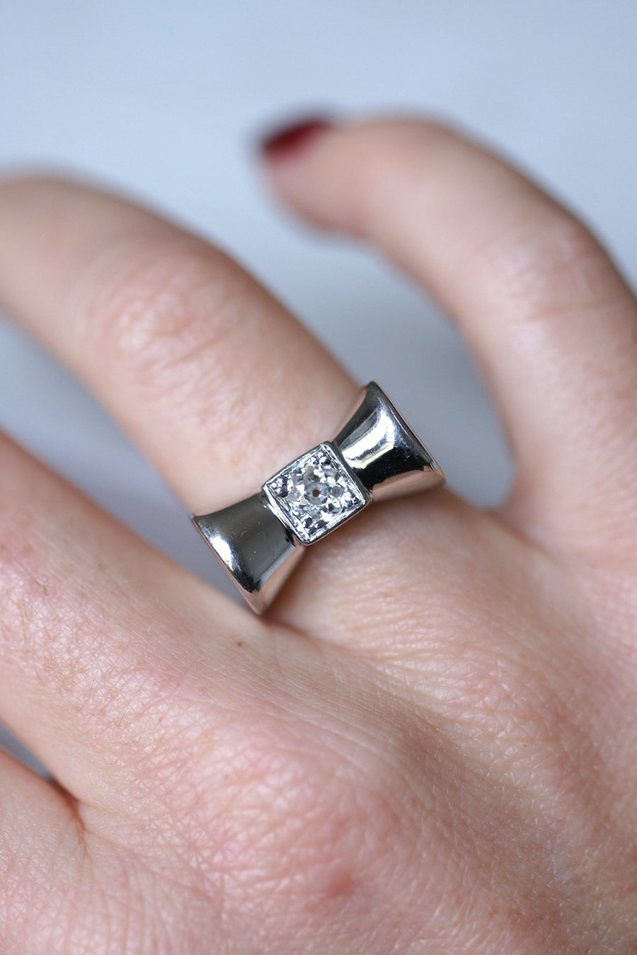 Vintage Art Deco white gold and diamond Tank knot ring - Galerie Pénélope
