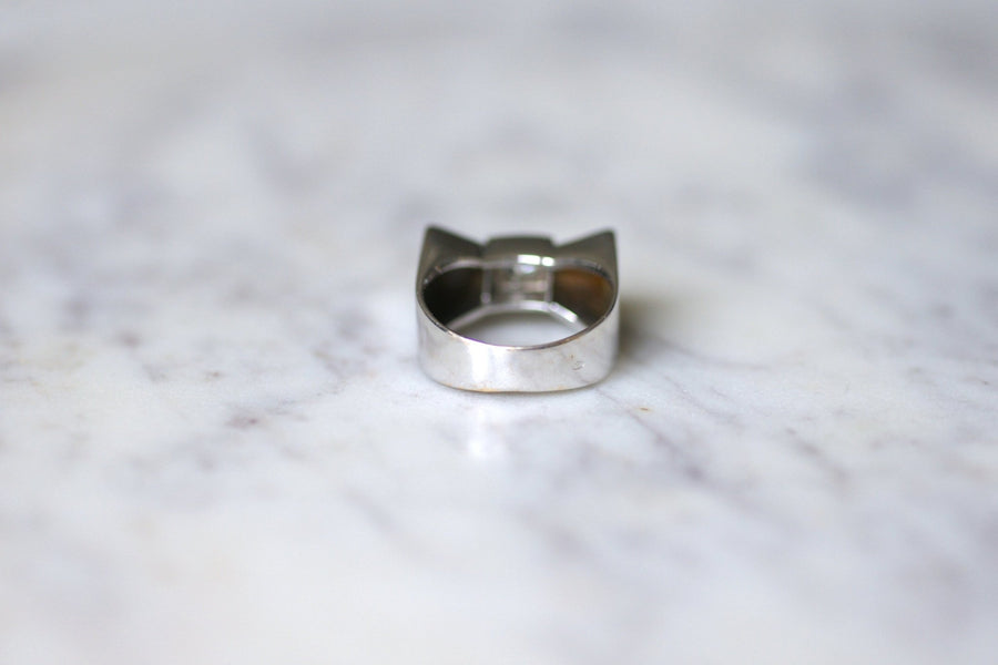 Vintage Art Deco white gold and diamond Tank knot ring - Galerie Pénélope