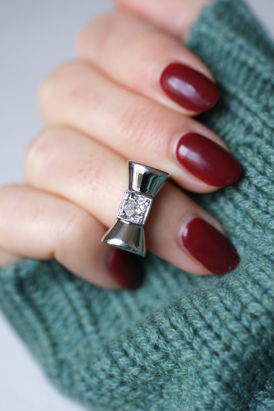 Vintage Art Deco white gold and diamond Tank knot ring - Galerie Pénélope