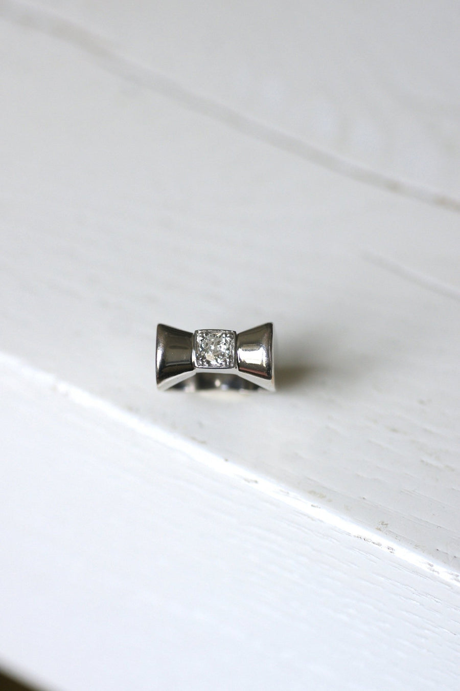 Vintage Art Deco white gold and diamond Tank knot ring - Galerie Pénélope