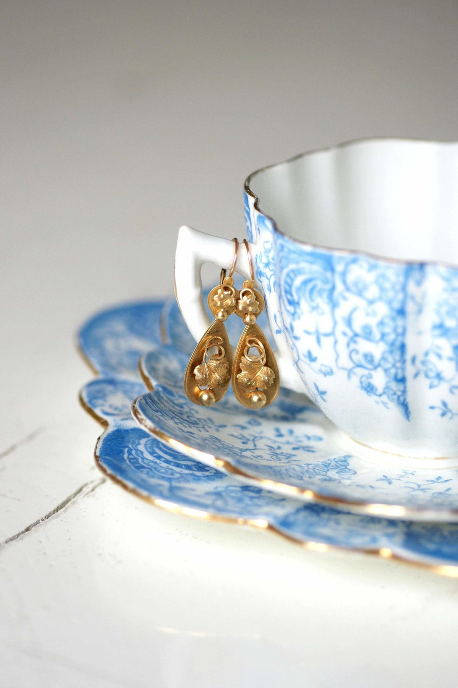 Antique gold "vine leaf" earrings - Galerie Pénélope